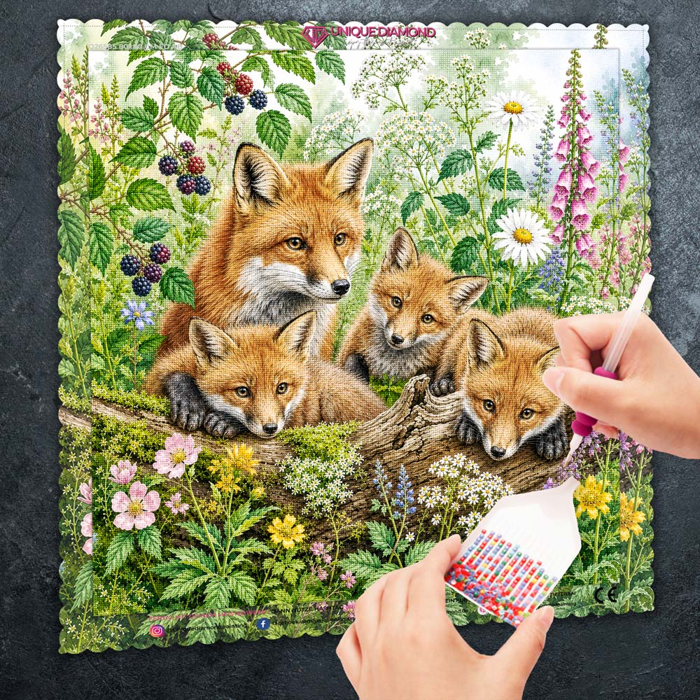 5D Diamond Painting – Fuchsfamilie im Blütenhain